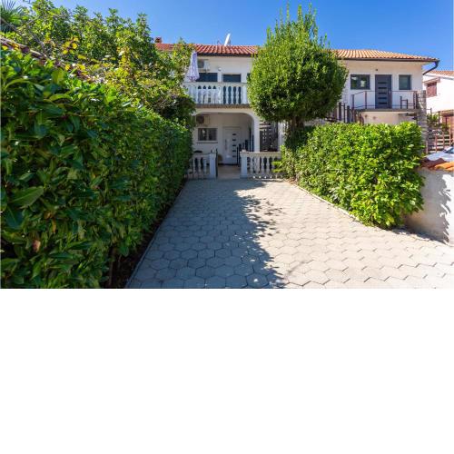 Beautiful Apartment In Malinska With Kitchen
