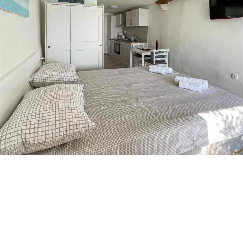 Beautiful Apartment In Moscenice With Wifi