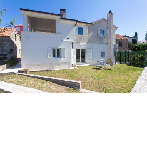 Beautiful Apartment In Podgrade With Jacuzzi