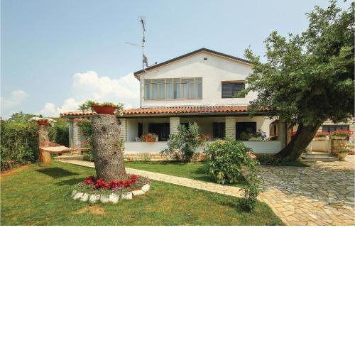 Beautiful Apartment In Porec With Wifi