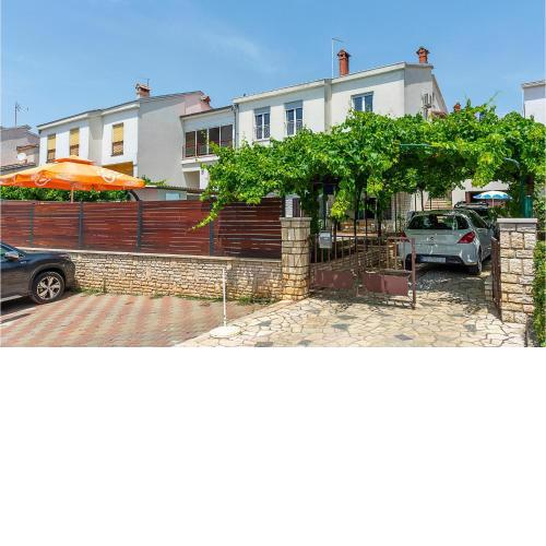 Beautiful Apartment In Pula With Jacuzzi