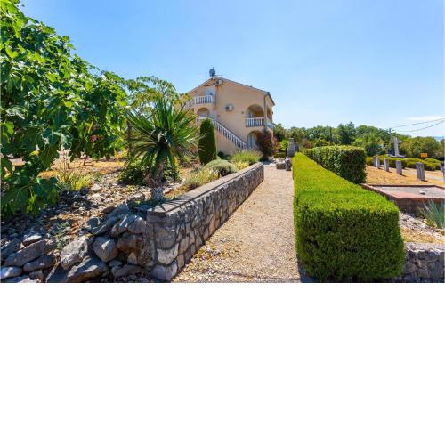 Beautiful Apartment In Rasopasno With Wifi
