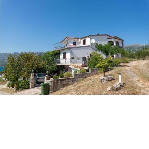 Beautiful Apartment In Rovanjska With Wifi