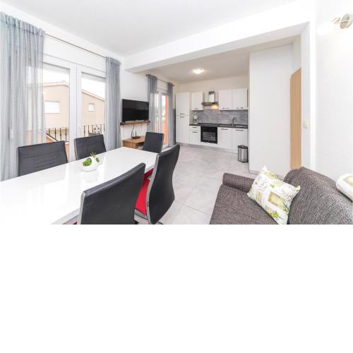 Beautiful Apartment In Sevid With Wifi