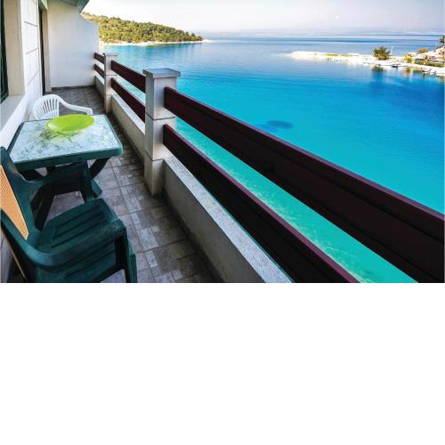 Beautiful Apartment In Stomorska With Wifi