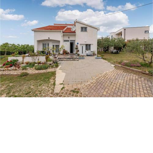 Beautiful Apartment In Vrsi With Kitchen