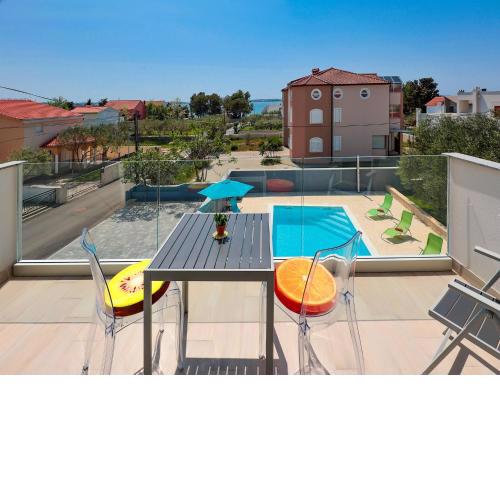 Beautiful apartments 2 min from beach & heated pool