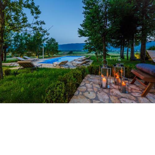 Beautiful cottage with heated pool for 22 ppl