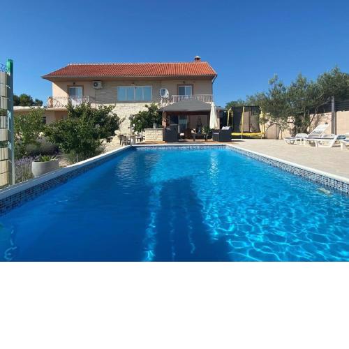 Beautiful Holiday Home in Lisicic