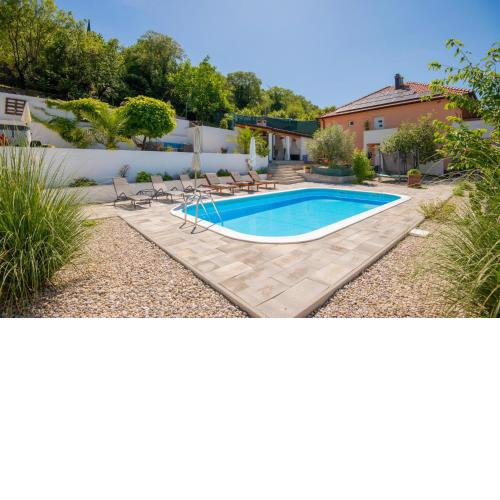 Beautiful Home In Donji Prolozac With Jacuzzi