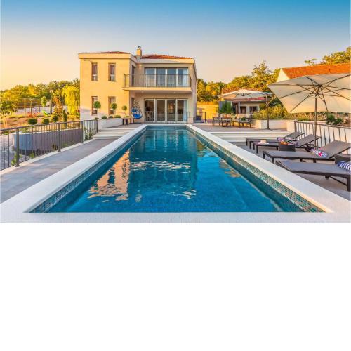 Beautiful Home In Dugopolje With Outdoor Swimming Pool, Wifi And 4 Bedrooms