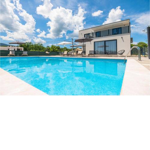 Beautiful Home In Grubine With Kitchen