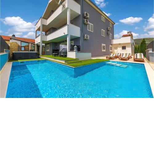 Beautiful Home In Kastel Novi With 7 Bedrooms, Wifi And Outdoor Swimming Pool