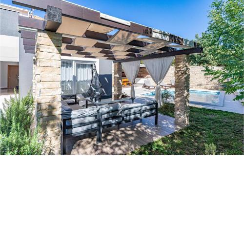 Beautiful Home In Kastel Stari With Kitchen