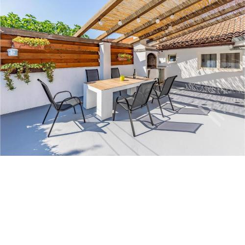 Beautiful Home In Medulin With Wifi