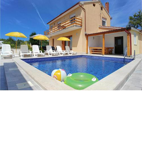 Beautiful Home In Muntic With Wifi