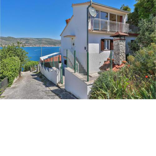 Beautiful Home In Okrug Donji With Wifi