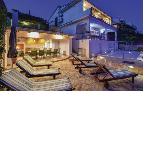 Beautiful Home In Okrug Gornji With Jacuzzi