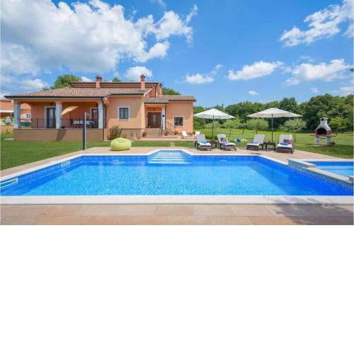Beautiful Home In Tinjan With Kitchen