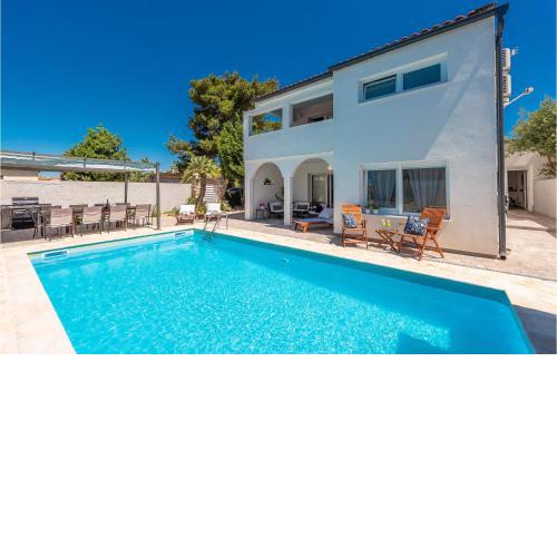 Beautiful Home In Vrsi Mulo With Sauna