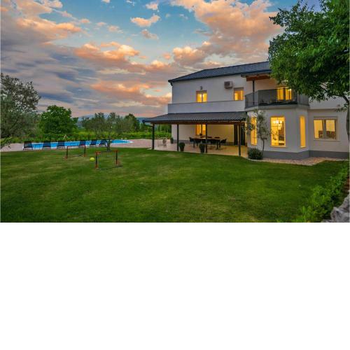 Beautiful Home In Zmijavci With Wifi