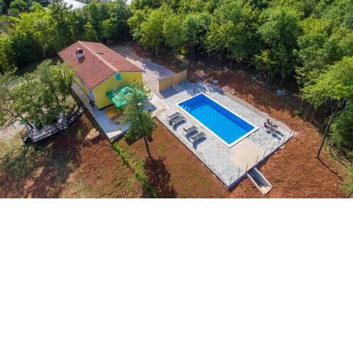 Beautiful villa Eden with pool and jacuzzi immersed in the vegetation
