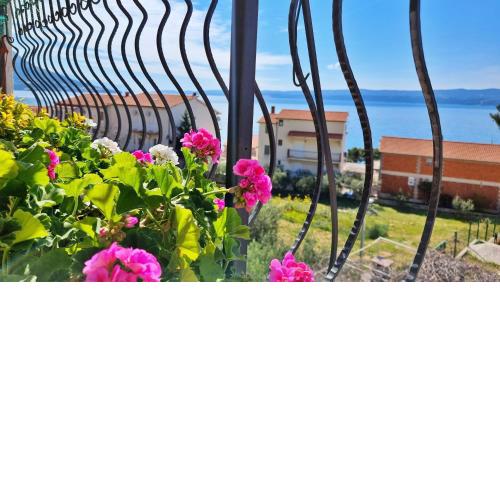 Black and White Apartment - 2 bedrooms, walk to the beach