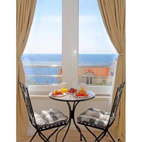 Blue Cliff Apartment