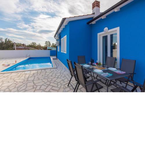Blue Holiday House with Private Pool