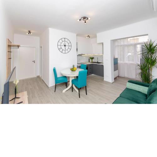 Blue moon Split Apartment