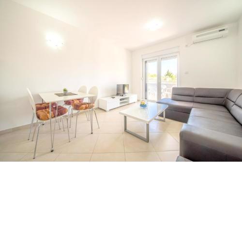 Bright Apartment in Vrsi with Terrace and Garden 65 m²