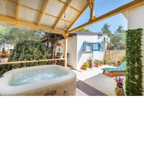 Casa de Flores, Ace Location - 100m from Bođinka Beach , Free Parking, Nature's Heaven