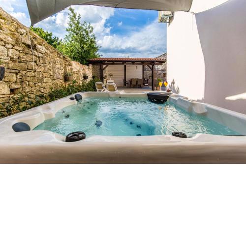 CASA MARIO-charming stone house with jacuzzi