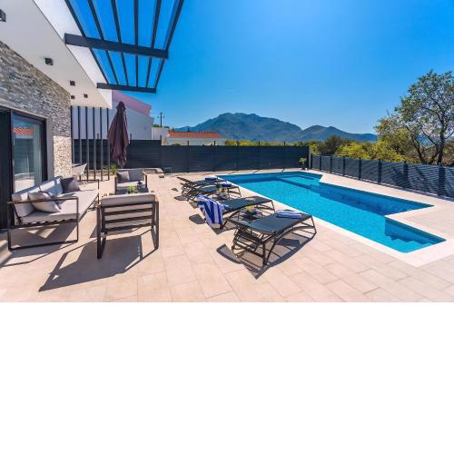 "Casa Mia" Luxury villa with heated swimming pool with jacuzzi