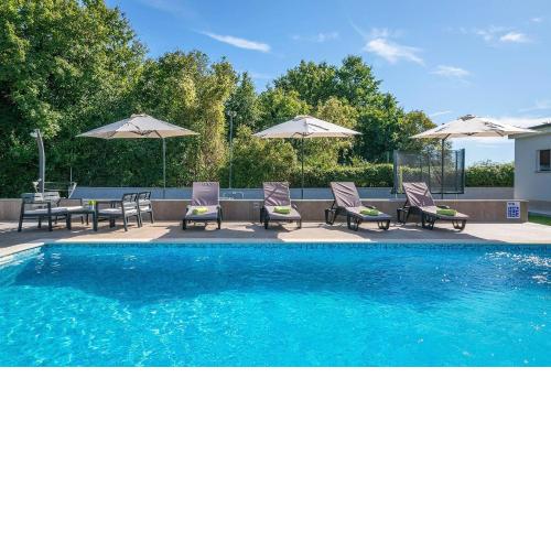 Charmante Villa mit privatem Pool, Klima, Sonnenliegen, Terrasse und Grill