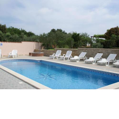 Charming Apartment in Banjole near Sea