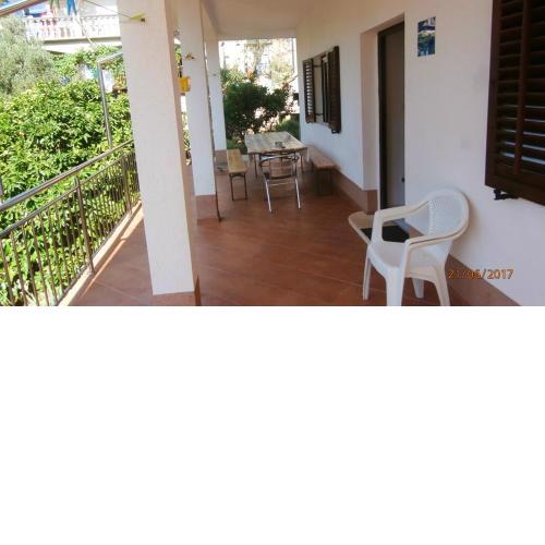 Charming Apartment in Gdinj + Garden