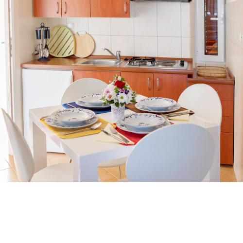 Charming Apartment in Okrug Donji near Sea