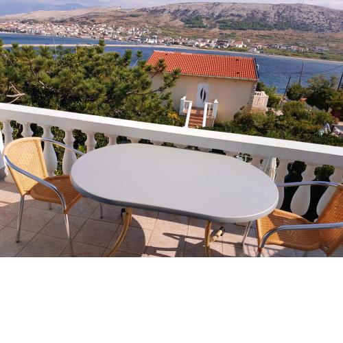 Charming Apartment in Pag with Sea View, 40 sqm