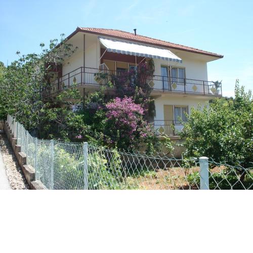 Charming Apartment in Vinisce with Jetty