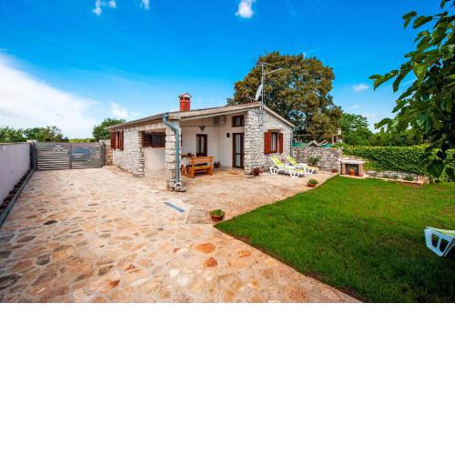 Charming House Nino with a fenced yard