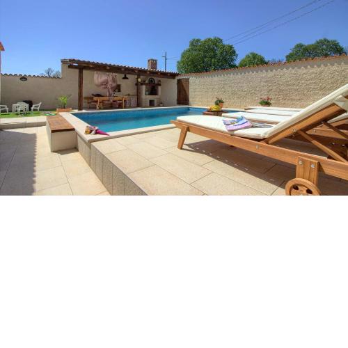 Charming villa Eleonora with pool near Pula