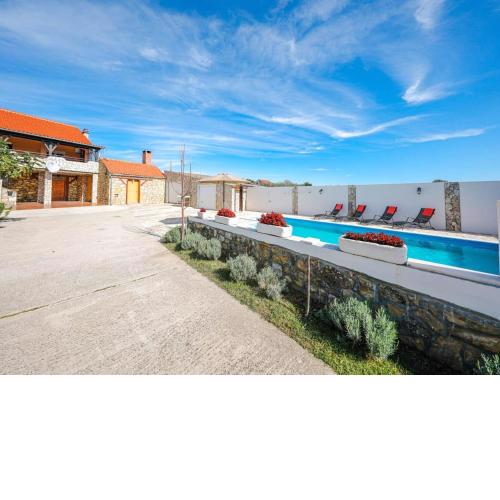 Charming Villa in Poli nik with Swimming Pool