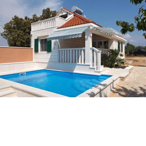 Charming Villa in Pucisca + Pool