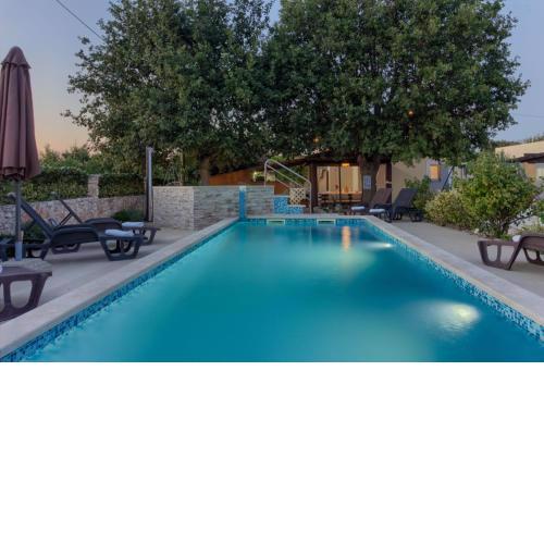 Charming villa Nera with pool and hydromassage near the beach