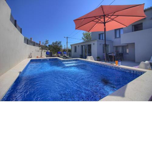 Charming villa Zoya with pool in Pula