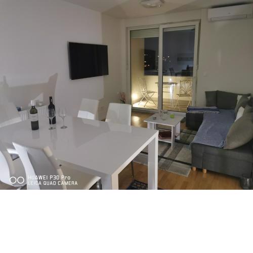 CITY CENTER PEARL #new#free reserved parking in garage elevator direct access#business and pleasure#city view&balcony&sunny&cafes&markets&tram#city center#working room#2 toliets#2 bedrooms