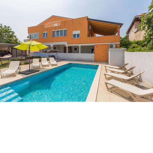 Comfort apartments with pool for adults in Medulin