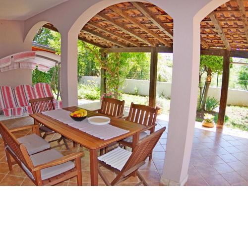 Comfortable apartment in Valbandon with terrace