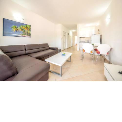 Comfy apartment in Vrsi with fenced garden